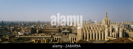 Vue aérienne d'une cathédrale dans une ville, Duomo di Milano, lombardia, Italie Banque D'Images