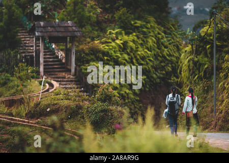 Les enfants de retourner dans leurs villages d'écoles de Sapa dans le nord du Vietnam, une région entourée de montagnes et la forêt. Banque D'Images