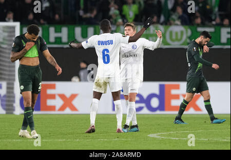 Wolfsburg, Allemagne. 07Th Nov, 2019. Ligue Europa : Soccer, VfL Wolfsburg - KAA Gent, en phase de groupe, Groupe I, 4e journée à la Volkswagen Arena. Élisée Gents Owusu (2e de gauche) et Alessio Castro-Montes (2e à partir de la droite) célèbrent leur victoire sur VfL Wolfsburg, Wolfsburg Lukas du Nmecha (à gauche) et Yunus Malli regarder vers le bas. Crédit : Peter Steffen/dpa/Alamy Live News Banque D'Images