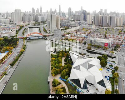 Vue aérienne de la ville de Tianjin Haihe river avec et gratte-ciel. Paysage architectural urbain de ville moderne, Chine. Octobre 28th, 2019 Banque D'Images