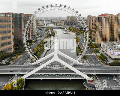 Vue aérienne de la ville Tianjin grande roue. Tianjin Eye célèbre grande roue au-dessus de l'Empereur Yongle pont et le Haihe river. Monument moderne populaire à Tianjin, Chine. Octobre 28th, 2019 Banque D'Images