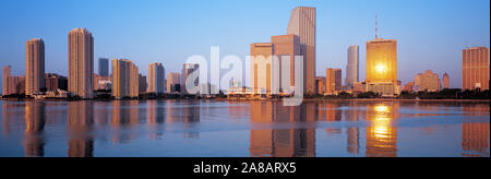 Avis de soleil reflété dans windows sur skyscraper, Miami, Floride, USA Banque D'Images