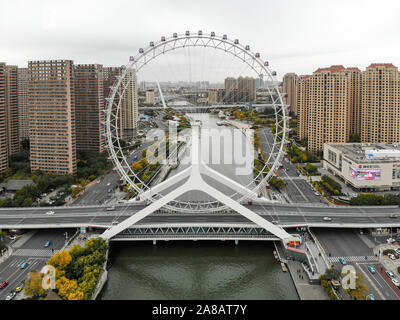 Vue aérienne de la ville Tianjin grande roue. Tianjin Eye célèbre grande roue au-dessus de l'Empereur Yongle pont et le Haihe river. Monument moderne populaire à Tianjin, Chine. Octobre 28th, 2019 Banque D'Images