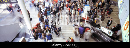 Vue aérienne de personnes à l'aéroport, l'aéroport d'Arlanda, Stockholm, Suède Banque D'Images