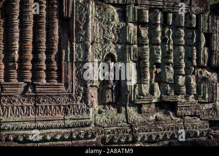 Mur en pierre sculptée à la temple Preah Khan à Angkor Wat, site classé au Patrimoine Mondial de Siem Reap, Cambodge. Banque D'Images