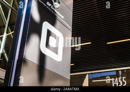 Août 21, 2019 San Francisco / CA / USA - Close up de Square signe à leur siège dans le quartier SoMa ; Carré, Inc. est une société de services financiers, marchand Banque D'Images