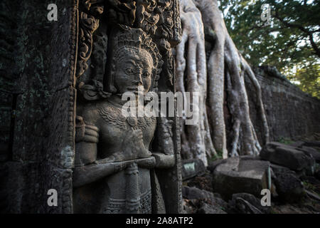 Déesse Sculpté en pierre au mur de la temple Preah Khan à Angkor Wat, site classé au Patrimoine Mondial de Siem Reap, Cambodge. Banque D'Images