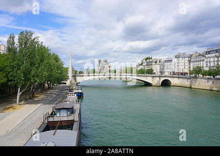 PARIS, FRANCE - 20 juillet 2019- Peniche péniches amarré sur la Seine à Paris entre la droite et la gauche les banques. Banque D'Images