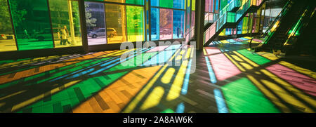 La lumière du soleil éclairant l'intérieur du Convention center à travers les vitraux colorés, Québec, Canada Banque D'Images