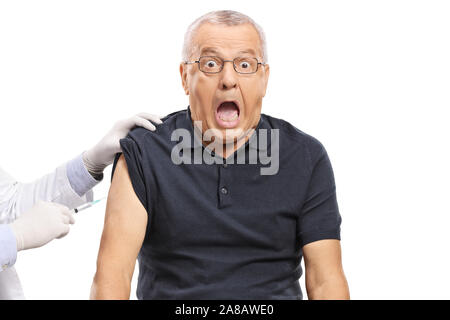 Peur homme mûr obtenir un vaccin isolé sur fond blanc. Banque D'Images