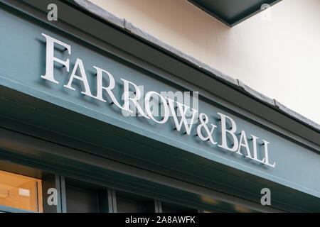 Le signe au-dessus d'un atelier de peinture Farrow and Ball Banque D'Images