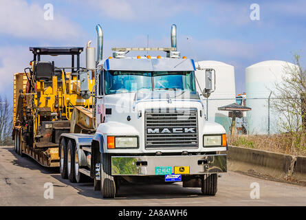 Un camion Mack Granite transporte l'équipement de déneigement à l'Ohio Department of Transportation, 13 mars 2018, de Knoxville, Tennessee. Banque D'Images