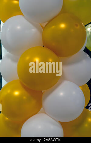 Ballons jaunes et blancs, close-up. Un bouquet de ballons jaunes et blancs. Banque D'Images