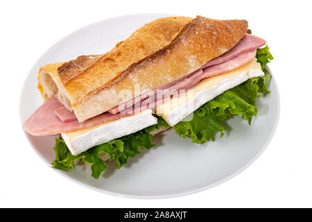 Le Camembert et le sandwich au jambon au pain croustillant sur une plaque - Fond blanc Banque D'Images