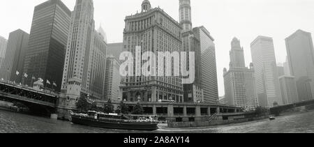 Low angle view of buildings au bord de l'eau, Chicago, Illinois, États-Unis Banque D'Images