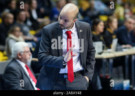 Eric Suris Sola (entraîneur en chef) vu en action pendant la 7jours groupe D match EuroCup entre Asseco Arka Gdynia et EWE Baskets Oldenburg à Gdynia.(Score final ; Arka Gdynia 71:69 Spar Citylift Girona). Banque D'Images