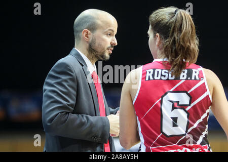 Eric Suris Sola (entraîneur en chef) vu pendant la 7jours groupe D match EuroCup entre Asseco Arka Gdynia et EWE Baskets Oldenburg à Gdynia.(Score final ; Arka Gdynia 71:69 Spar Citylift Girona). Banque D'Images