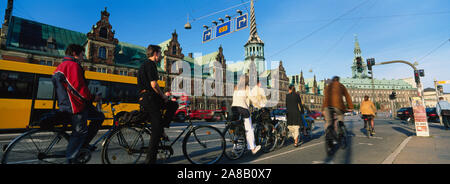 Groupe de personnes la bicyclette, Copenhague, Danemark Banque D'Images