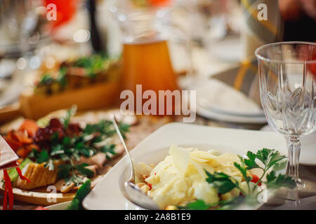 Purée de pommes de terre à l'écrous sur une plaque dans un restaurant. Entrées froides dans le restaurant au banquet en l'honneur de la maison de vacances. Table du Nouvel An en Uk Banque D'Images