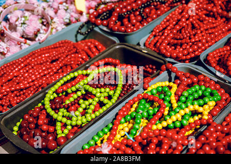 Perles rouges en bois. Close-up. Vivement. Banque D'Images