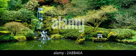 Chute dans un jardin, jardin japonais, Washington Park, Portland, Oregon, USA Banque D'Images