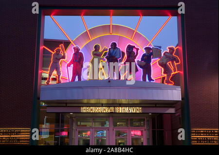 Façade d'un musée allumé jusqu'à la brunante, Musée Américain de Jazz, Kansas City, Missouri, États-Unis Banque D'Images