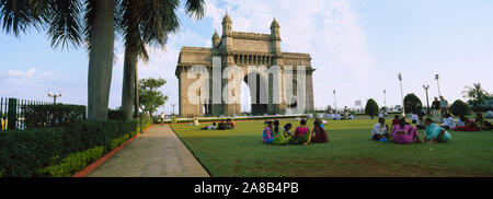En face d'un monument, Gateway of India, Mumbai, Maharashtra, Inde Banque D'Images