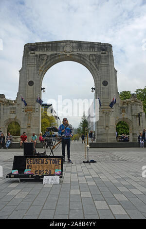 CHRISTCHURCH, Nouvelle-Zélande, le 12 octobre 2019 : Pierre Reuben musicien divertit une foule de touristes et spectateurs près du pont de Christchurch se Banque D'Images