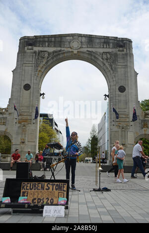 CHRISTCHURCH, Nouvelle-Zélande, le 12 octobre 2019 : Pierre Reuben musicien divertit une foule de touristes et spectateurs près du pont de Christchurch se Banque D'Images