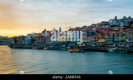 Coucher du soleil à Douro. Porto d'horizon. Le Portugal, l'Europe Banque D'Images