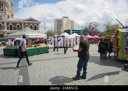 CHRISTCHURCH, Nouvelle-Zélande, le 12 octobre 2019 : Les gens mill sur la CDB à Christchurch ville, visiter les marchés et contrôler les guides touristiques Banque D'Images