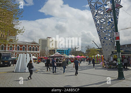 CHRISTCHURCH, Nouvelle-Zélande, le 12 octobre 2019 : Les gens mill sur la CDB à Christchurch ville, visiter les marchés et contrôler les guides touristiques Banque D'Images