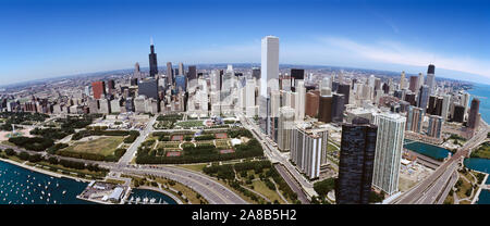 Vue aérienne des bâtiments dans une ville, le lac Michigan, Lake Shore Drive, Chicago, Illinois, États-Unis Banque D'Images