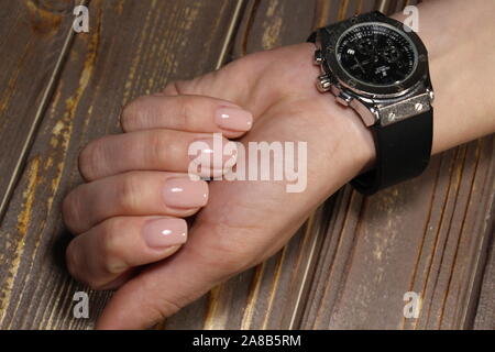 Belle manucure avec une horloge sur un quartier branché de texture background Banque D'Images