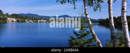 Village au bord de l'eau avec des montagnes en arrière-plan, Lake Placid, Mirror Lake, Adirondacks, New York State, USA Banque D'Images