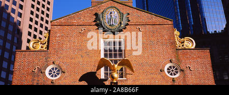 Low angle view of a golden eagle à l'extérieur d'un bâtiment, Old State House, Freedom Trail, Boston, Massachusetts, USA Banque D'Images