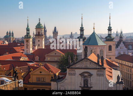 Prague - la vieille ville à partir de la tour est du pont Charles avec le Klementinum - Salvator Church St... Banque D'Images