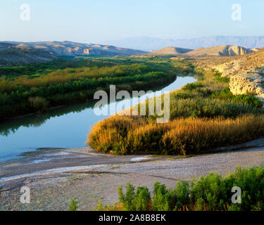 Paysage avec rivière Rio Grande, Big Bend National Park, Texas, États-Unis Banque D'Images