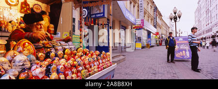 Man vente de poupées russes d'emboîtement dans la rue, la rue Arbat, Moscou, Russie Banque D'Images