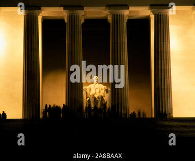 Lincoln Memorial est éclairée la nuit, Washington DC, USA Banque D'Images