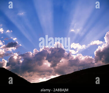 Rayons de lumière venant de derrière les nuages Banque D'Images