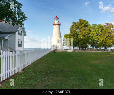 Vue de jour Marblehead Lighthouse et le Light House Keeper's House, Marblehead Lighthouse State Park sur le lac Érié en 2018. Septembre l'Ohio Central City Banque D'Images