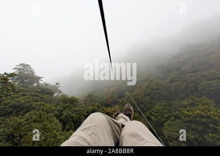 Up d'un homme monté sur une tyrolienne dans une forêt, Santa Elena, Monteverde, Puntarenas, province de Puntarenas, Costa Rica Banque D'Images