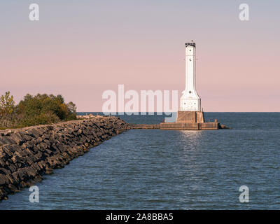 Le phare de Port Huron sur le lac Érié, pink sky at night, sailor's delight, automne 2018 au crépuscule. Acier de style Art déco light house construit en 1939 dans l'Ohio Banque D'Images