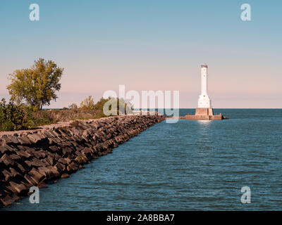 Le phare de Port Huron sur le lac Érié, bleu heure avant le coucher du soleil, construit en 1939, l'énergie solaire balise lampe ajouté 1972 toujours actif Banque D'Images