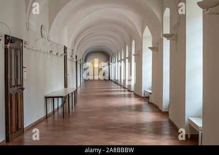 Couloir blanc avec de nombreuses portes et dans les bâtiments publics University Banque D'Images