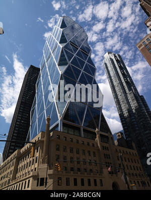 Low angle view of buildings, Hearst Tower, le premier 'Green' immeuble de bureaux de grande hauteur terminé dans la ville de New York, Manhattan, New York City, New York State, USA Banque D'Images