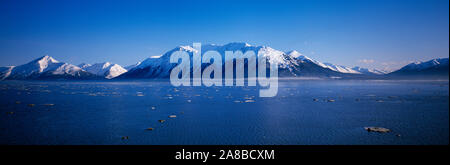 Paysage avec des sommets des montagnes Chugach et lac, Turnagain Arm, Alaska, USA Banque D'Images