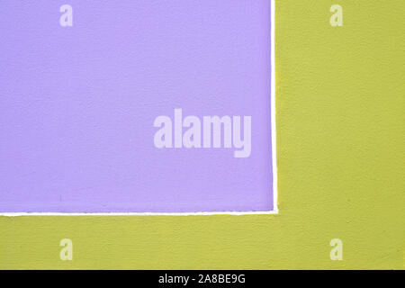 Forme simple violet pastel avec coin vert olive. Banque D'Images