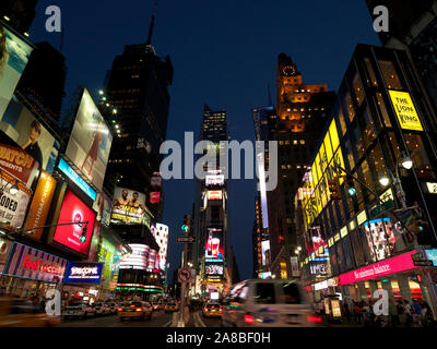 Bâtiments dans une ville au crépuscule, Times Square, Manhattan, New York City, New York State, USA Banque D'Images